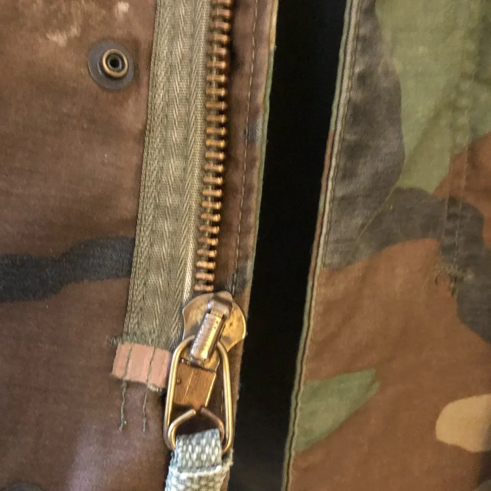 🎉HP🎉Vintage US Army Camouflage Field Jacket with Military Insignia- SM-Reg - Picture 5 of 9